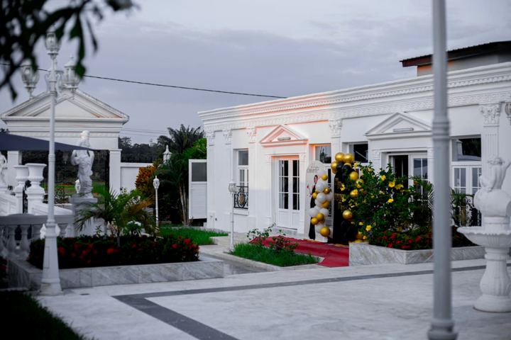 Entrée de l'hôtel et jardin fleuri