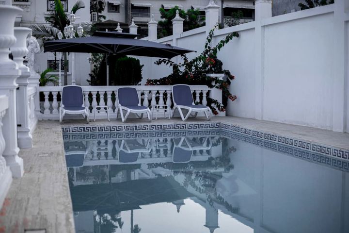 Piscine et transats