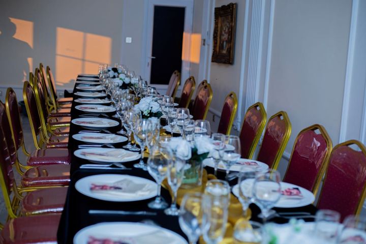 Grande table dressée pour un événement