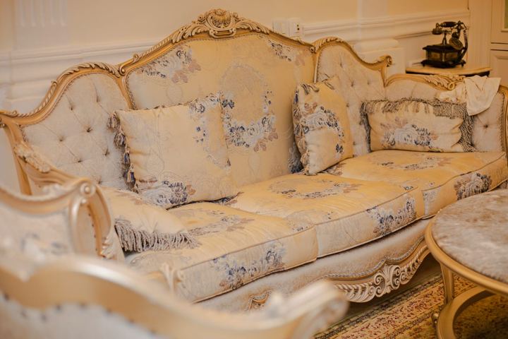 Canapé de style dans le salon de la suite