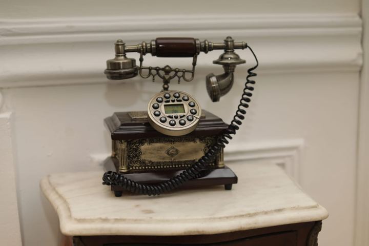 Téléphone rétro sur une commode